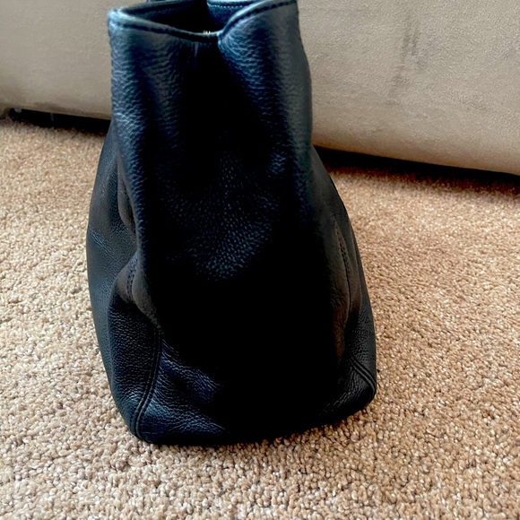 SOLD🚨🚨🚨🚨GUC Chanel Black Medium Cerf Tote - Picture 4 of 11